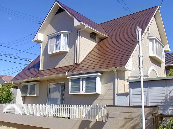   確かな施工技術と約10年の耐候性でお家を守る！三角屋根のオシャレなお家の塗装リフォーム！