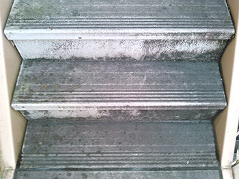 アパート塗装前の階段