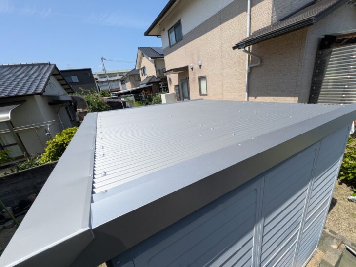 【岡山市】物置の屋根に穴が！サビや劣化が進行した物置屋根をカバー工法でリフォームしました
