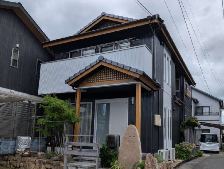 【岡山市】ガルバリウム外壁の色あせを塗装で美しく復元！OB様から再びご依頼いただきました